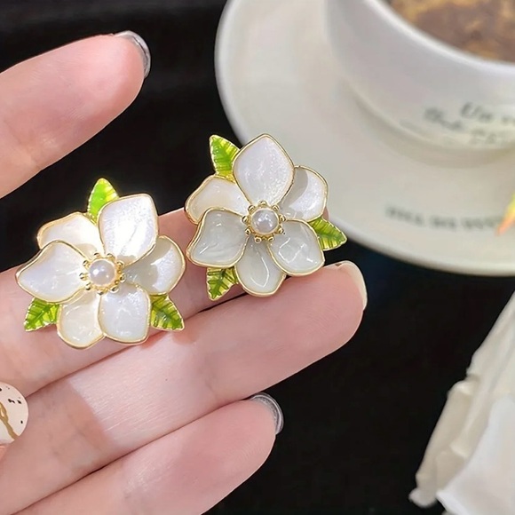 NEW Gold Magnolia Camellia Faux Pearl Flower Earrings Floral Bridal Wedding Gift - Picture 3 of 17